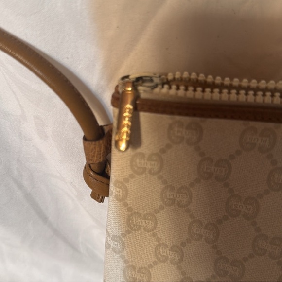 Gucci Plus Crossbody - Picture 4 of 10